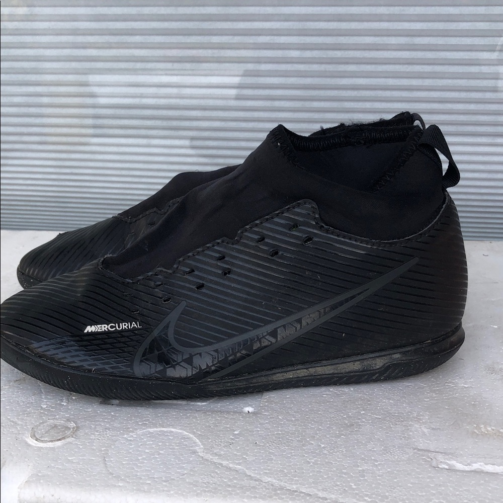 Nike Mercurial Youth Boy’s Black Athletic Soccer Shoes Size 4Y